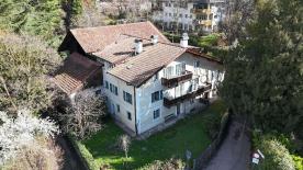 Meran/Obermais: Geschlossener Hof mit ca. 4,8 ha landwirtschaftlichen Grundstücken zu verkaufen