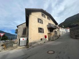 Laas/Tschengls: Wohnhaus mit Wirtschaftsgebäude zu verkaufen