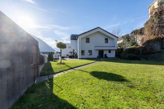 Exklusives Einfamilienhaus mit großem Garten in sonnigster Lage von Mals zu verkaufen Exklusives Einfamilienhaus mit großem Garten in sonnigster Lage von Mals zu verkaufen