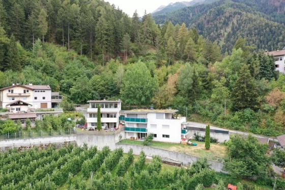Latsch/Tarsch: Vermietete 4-Zimmerwohnung mit Terrasse, Balkon und Keller zu verkaufen