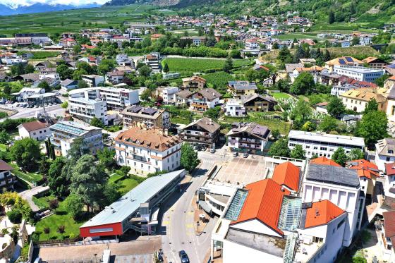Schlanders: Geschäftslokal im Zentrum zu vermieten Schlanders: Geschäftslokal im Zentrum zu vermieten