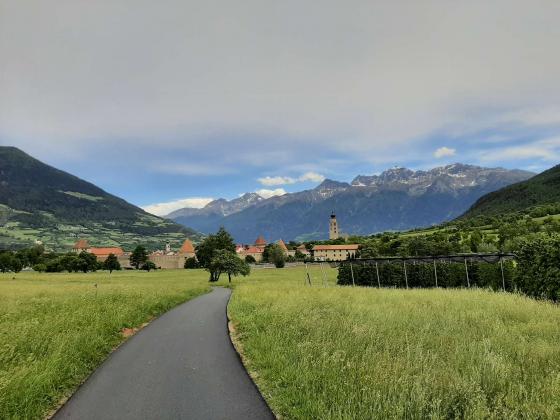 Glurns: Landwirtschaftliches Grundstück mit ca. 1.800 m² zu verkaufen Glurns: Landwirtschaftliches Grundstück mit ca. 1.800 m² zu verkaufen