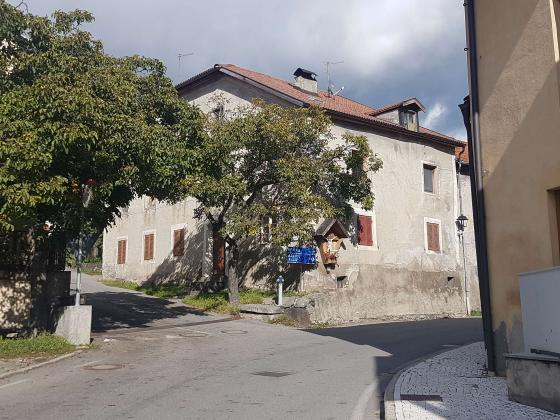 Laas: 4-Zimmerwohnung samt Keller, Garten und Stadel im Dorfzentrum zu vermieten Laas: 4-Zimmerwohnung samt Keller, Garten und Stadel im Dorfzentrum zu vermieten