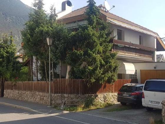 Latsch: Wohnhaus mit Garten und Garage zu verkaufen Latsch: Wohnhaus mit Garten und Garage zu verkaufen