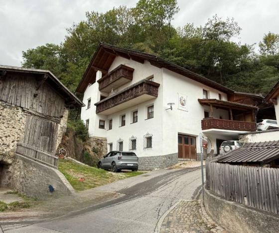 Mals/Burgeis: Wohnhaus mit Wirtschaftsgebäude in ruhiger Lage zu verkaufen Mals/Burgeis: Wohnhaus mit Wirtschaftsgebäude in ruhiger Lage zu verkaufen